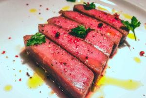 赤ワイン漬けまぐろのコンフィ
