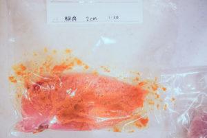 低温調理をする鶏むね肉（辛味噌タレ）：低温調理レシピ