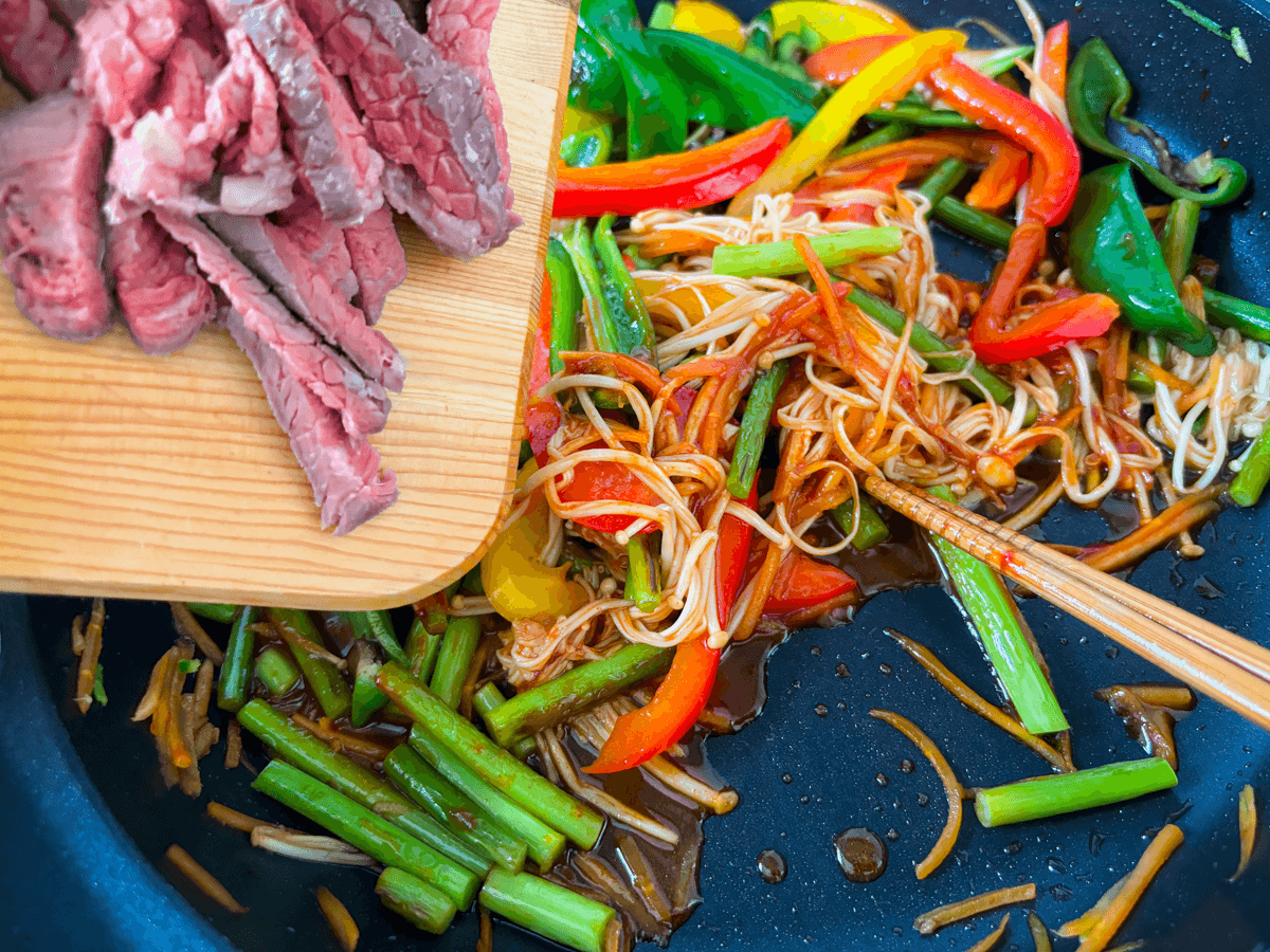 55℃ 牛もも肉のプルコギ:韓国の定番料理、牛肉と野菜の甘辛炒め | BONIQ(ボニーク)公式低温調理レシピサイト