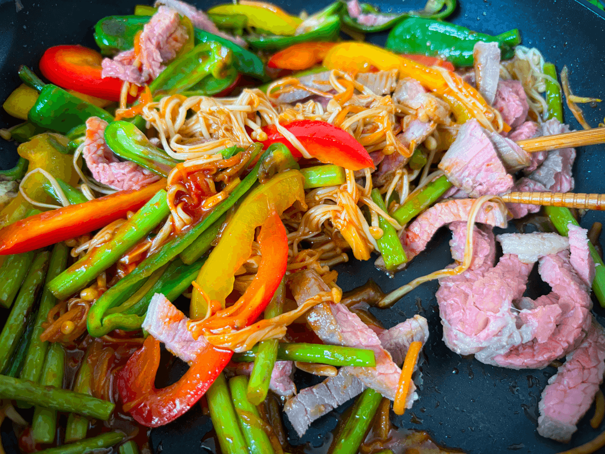 55℃ 牛もも肉のプルコギ:韓国の定番料理、牛肉と野菜の甘辛炒め | BONIQ(ボニーク)公式低温調理レシピサイト