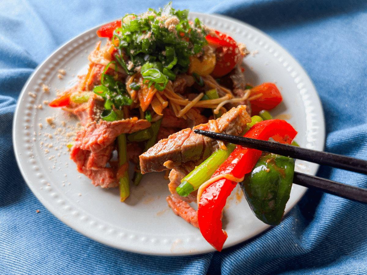 55℃ 牛もも肉のプルコギ:韓国の定番料理、牛肉と野菜の甘辛炒め | BONIQ(ボニーク)公式低温調理レシピサイト