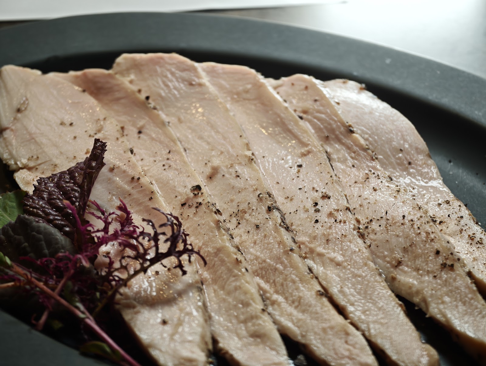 黒胡椒をふった低温調理鶏むね肉のスライス盛り付け