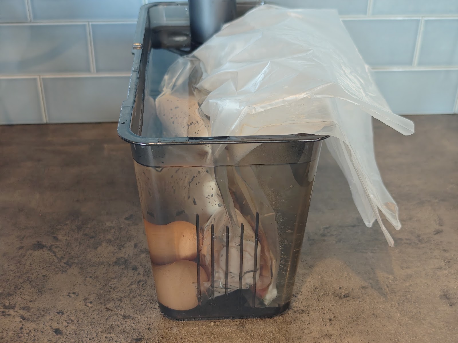 BONIQ容器でフリーザーバッグの鶏むね肉と卵をまとめて同時調理しているところ