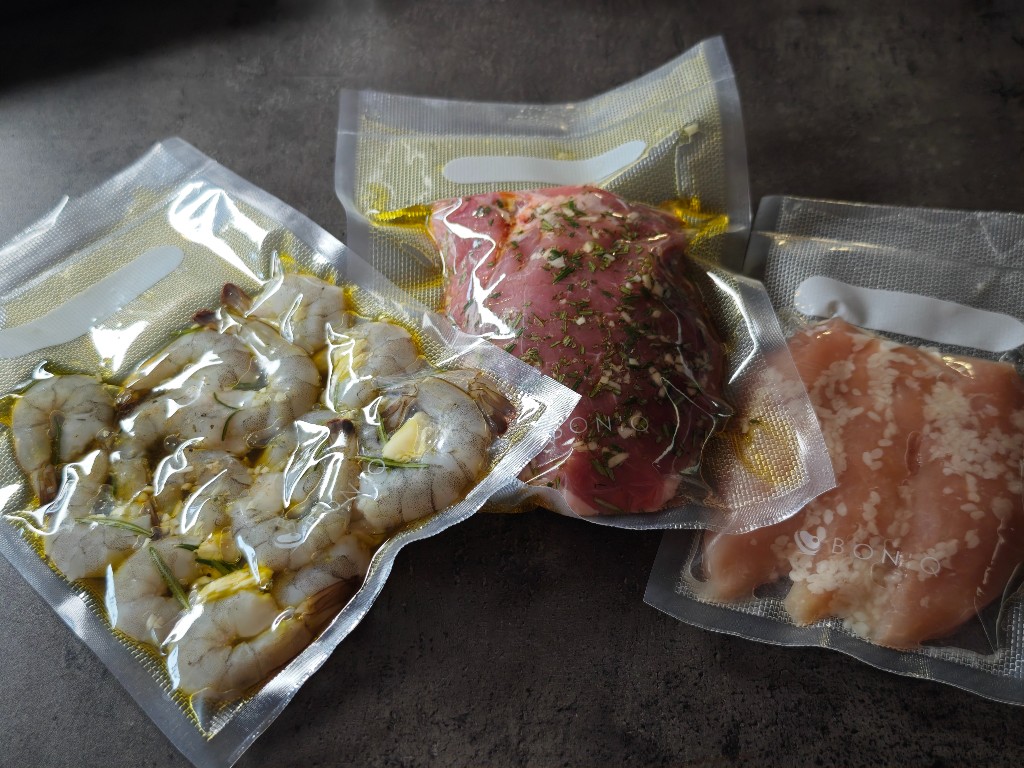 鶏むね・牛肉・エビをそれぞれ調味料と一緒に真空パックした下味冷凍の写真