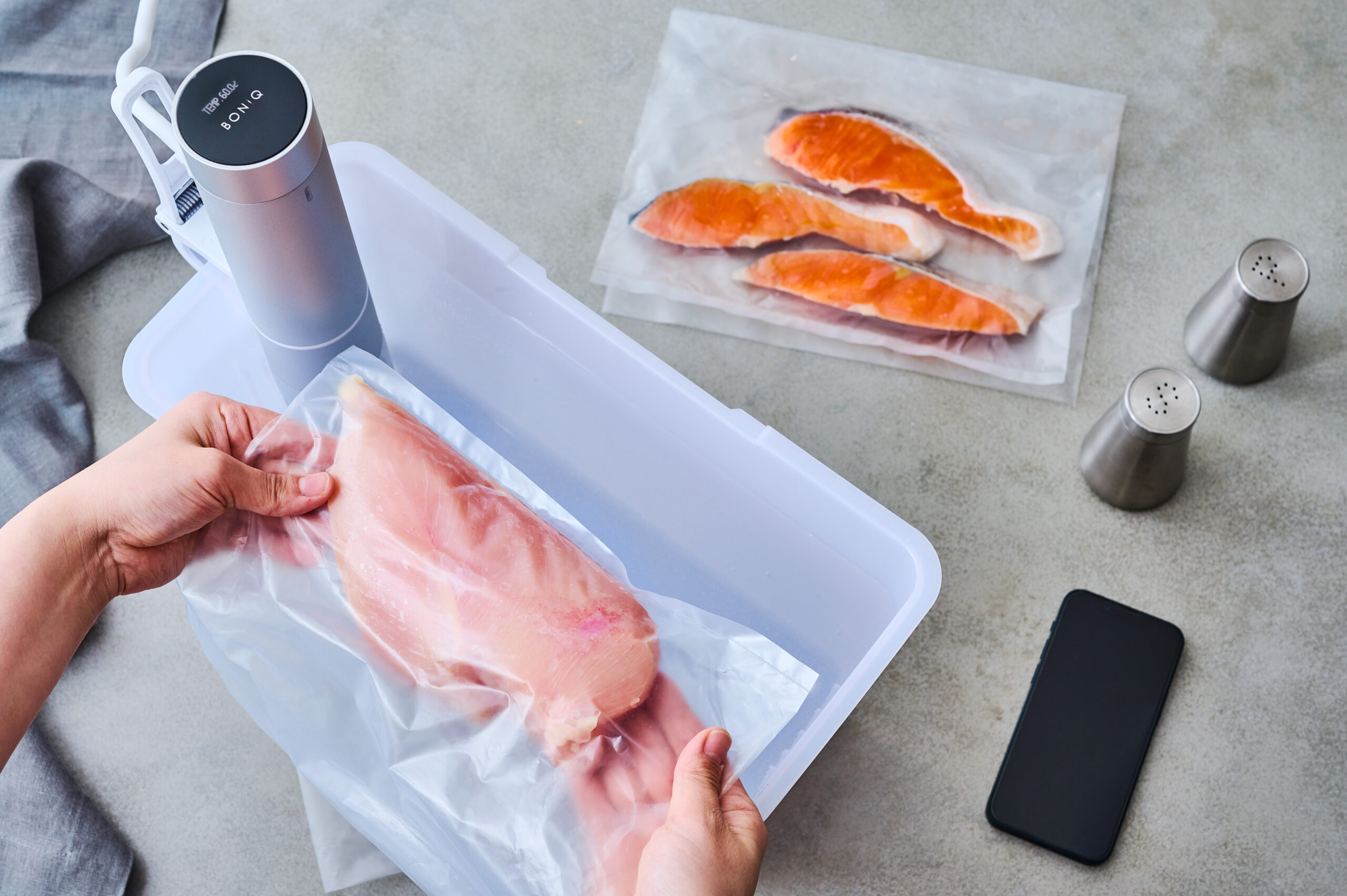 鶏むね肉やサーモンを真空パックしてBONIQで低温調理する準備の様子